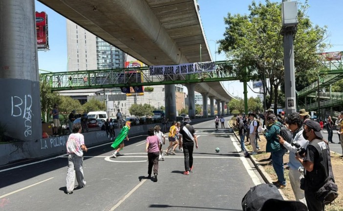 Manifestantes en Periférico arman reta de futbol en carriles bloqueados