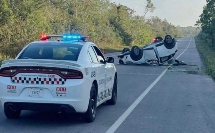 Una familia que viajaba a Playa del Carmen sufrió una volcadura tras el reventón de un neumático en la carretera 307