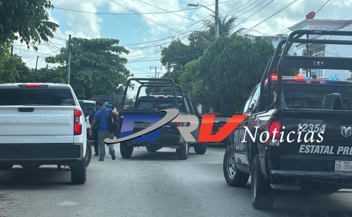 Desalojo en Cancún termina en crisis: hombre saca arma y encañona a actuario