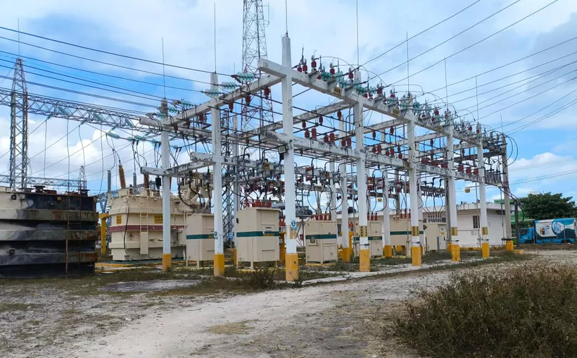 La CFE anunció el aumento en la capacidad de suministro eléctrico en Cancún con la instalación de un nuevo banco de capacitores en la subestación Balam, medida que beneficiará a más de 700 mil usuarios y busca evitar fallas durante la temporada de mayor consumo.