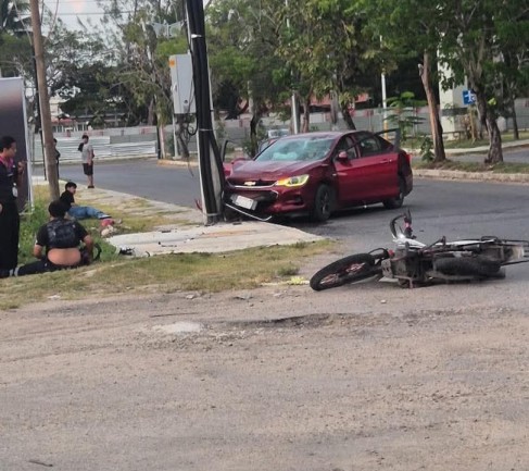 Automovilista embiste a motociclistas y colisiona contra un poste; hay dos heridos