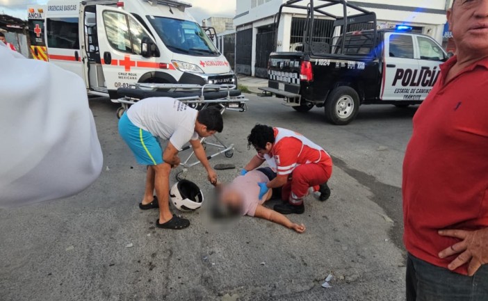 Un aparatoso accidente en Chetumal ocurrido la mañana de este sábado dejó a dos mujeres con lesiones graves, luego de que una camioneta presuntamente a exceso de velocidad las embistiera. El conductor fue detenido por autoridades.
