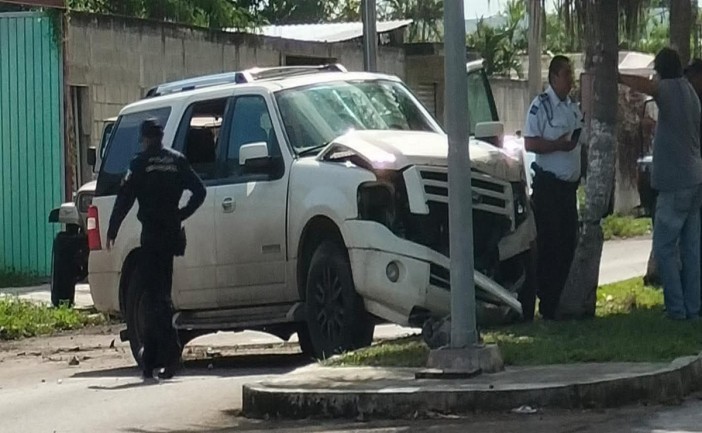 Camioneta se estrella en avenida de Chetumal; hay dos lesionadas