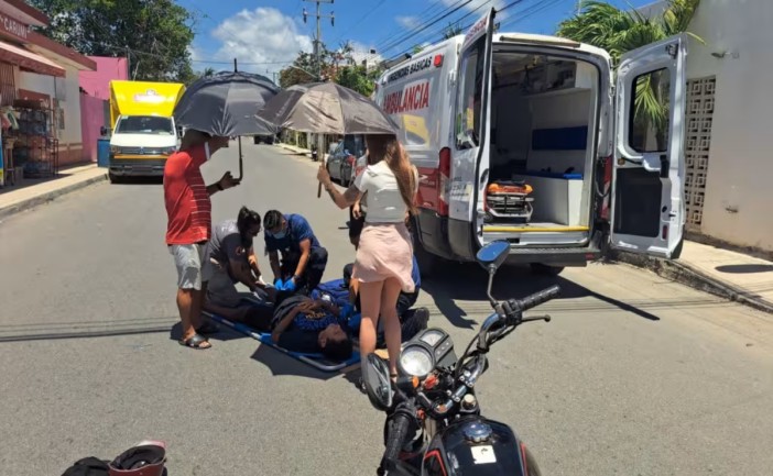 Un motociclista resultó lesionado luego de ser impactado por un automóvil en la colonia Ejido de Tulum. El conductor del vehículo, de origen argentino, no habría respetado la señal de alto, provocando el percance.