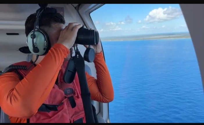 Autoridades iniciaron un operativo de emergencia para localizar a un tripulante de crucero desaparecido a unas 11 millas náuticas de la costa cercana a Punta Allen. La búsqueda es coordinada por corporaciones de seguridad del municipio de Playa del Carmen con apoyo de la Secretaría de Marina y sobrevuelos de vigilancia aérea