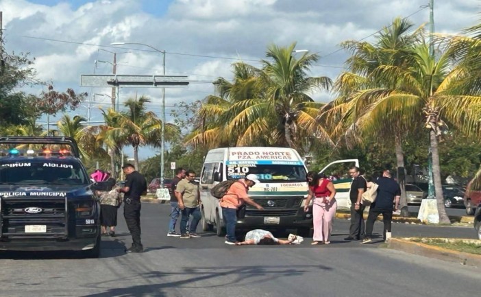 Una agente del Ministerio Público resultó lesionada la mañana de este miércoles luego de ser atropellada por una combi del transporte público cuando intentaba cruzar la avenida Xcaret, a la altura de las instalaciones de la Fiscalía General del Estado en Cancún.