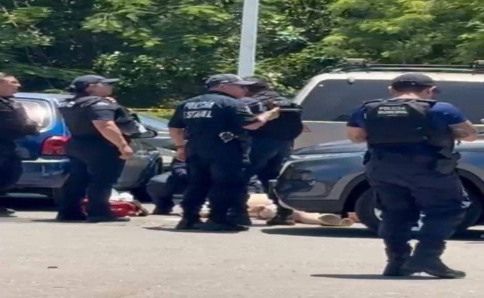 Un ataque armado registrado la tarde de este sábado en el estacionamiento de un supermercado en Chetumal movilizó a corporaciones de seguridad y cuerpos de emergencia. Un hombre resultó herido y fue trasladado de urgencia al Hospital Naval para recibir atención médica.