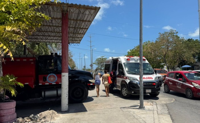 Auxilian a menor de edad en estación de bomberos de Cancún; se encontraba convulsionando
