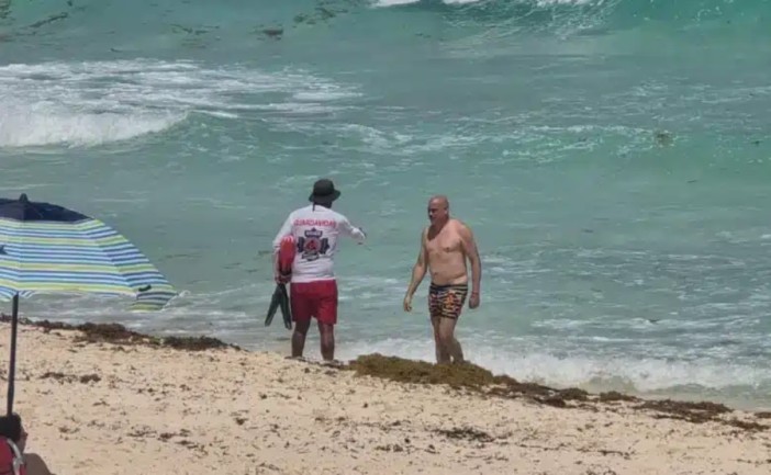 Protección Civil de Cancún reportó condiciones de riesgo en diversos arenales este 22 de abril debido al oleaje. En playas como Delfines, Ballenas y Gaviota se prohibió el ingreso al mar, mientras que otras mantienen banderas de precaución.