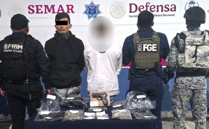 Caen asaltantes de turistas en Cancún, uno es menor de edad; se movían en moto