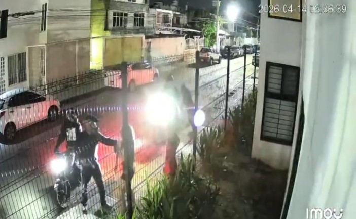 Dos jóvenes extranjeras fueron víctimas de un asalto a mano armada en la Supermanzana 27 de Cancún. El hecho quedó registrado en cámaras de vigilancia que muestran el momento en que dos sujetos a bordo de una motocicleta las interceptan y las despojan de sus pertenencias.