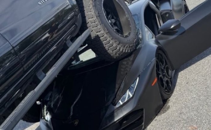 Un Lamborghini valuado en millones de pesos fue impactado y parcialmente aplastado por una camioneta en un estacionamiento de Miami. El incidente, que no dejó heridos, se viralizó rápidamente en redes sociales.
