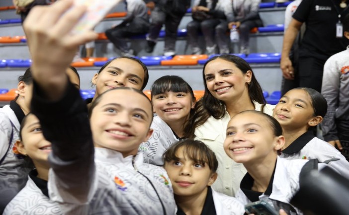 La presidenta municipal de Cancún, Ana Paty Peralta, presentó el nuevo equipo multidisciplinario del Instituto de la Cultura Física y Deporte, una iniciativa que brindará atención profesional a atletas de alto rendimiento en diversas disciplinas para fortalecer su preparación física, mental y nutricional.