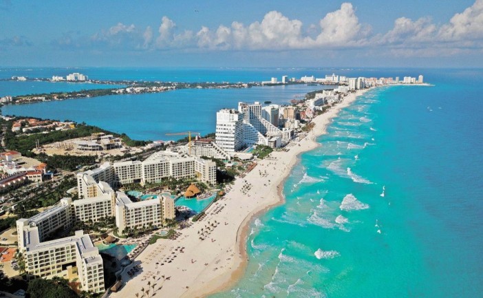 Cancún y la Riviera Maya encabezan el crecimiento hotelero en México al concentrar el 26% de los nuevos cuartos que actualmente se construyen en el país. De acuerdo con un reporte del sector inmobiliario, el Caribe Mexicano continúa siendo uno de los principales destinos de inversión turística.