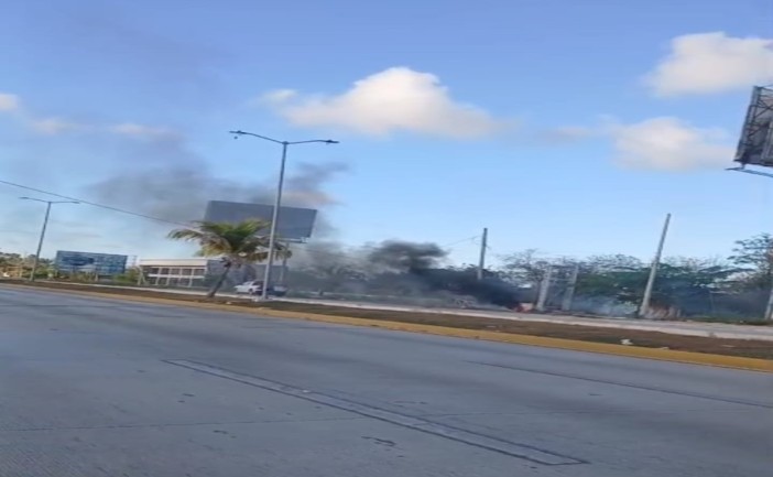  Un vehículo de carga pesada jaló cableado eléctrico sobre el bulevar Colosio de Cancún, lo que generó chispas, fuego en maleza y cierre parcial de la vialidad. Bomberos y CFE trabajan en la zona.