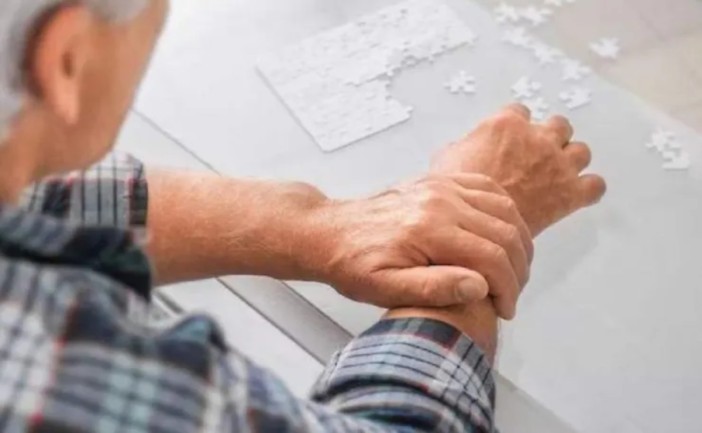 Especialistas alertan que la enfermedad de Parkinson podría crecer de forma acelerada en las próximas décadas debido al envejecimiento de la población y otros factores ambientales.