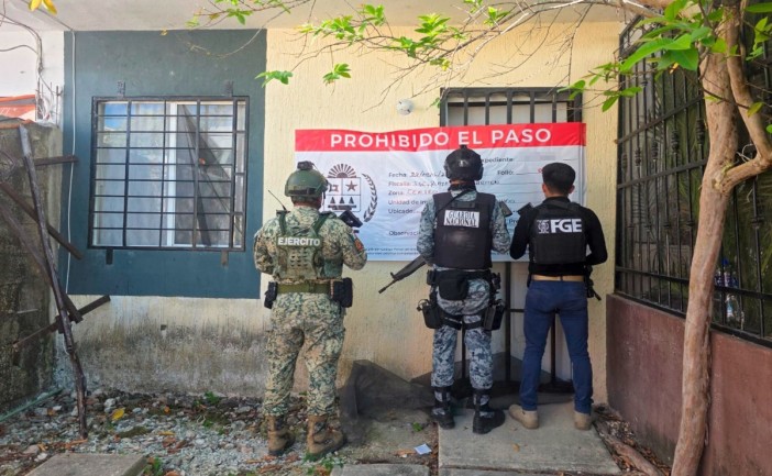  Autoridades estatales y federales realizaron dos cateos en Quintana Roo, uno en Playa del Carmen y otro en Puerto Morelos, donde aseguraron presuntos narcóticos. Además, cinco personas fueron detenidas cerca de uno de los inmuebles intervenidos.
