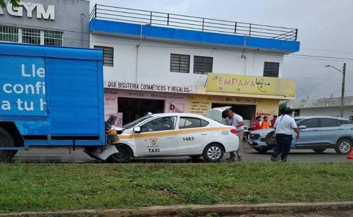 Choca taxi con camión de agua Cristal en Chetumal
