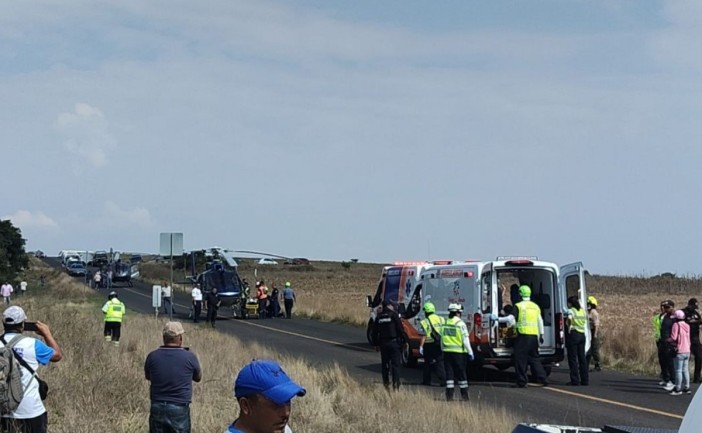 Choque de autobús deja al menos nueve muertos en Querétaro