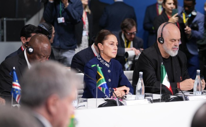 Claudia Sheinbaum participa en la IV Cumbre en Defensa de la Democracia en Barcelona; asegura que “nunca ha habido” crisis diplomática entre México y España