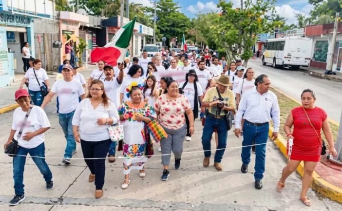 Colonos marchan en Playa del Carmen por títulos de propiedad pendientes a 32 años de la fundación de la Colosio