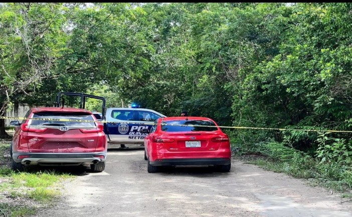 Un conductor de plataforma digital fue privado de la libertad la mañana de este sábado en la delegación Alfredo V. Bonfil, en Cancún. Testigos señalaron que un grupo de hombres armados interceptó al chofer y lo obligó a subir a una camioneta antes de huir del lugar. Autoridades desplegaron un operativo de búsqueda tras el reporte al 911 México.