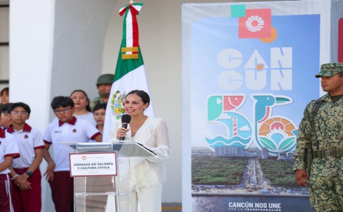 Autoridades municipales y ciudadanos participaron en una ceremonia cívica por el 56 aniversario de la fundación de Cancún, donde se destacó la importancia de la unidad y el compromiso ciudadano para construir una mejor ciudad.