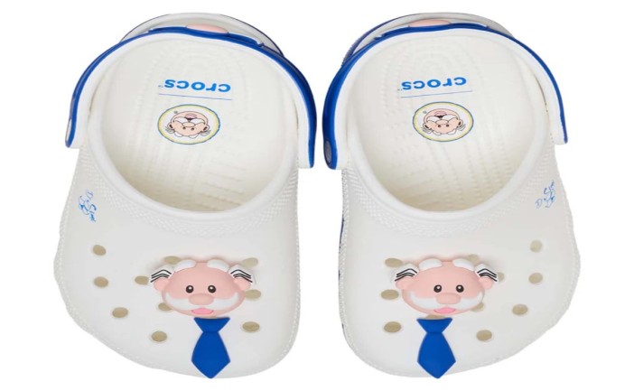 La marca de calzado Crocs sorprendió al mercado mexicano con una colaboración junto al Dr. Simi, personaje emblemático de Farmacias Similares. El lanzamiento incluye un modelo especial de Classic Clog, accesorios coleccionables y una campaña que celebra la cultura popular mexicana.
