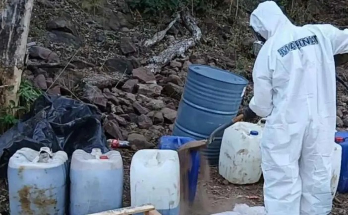 Incautan cientos de litros de químicos en laboratorio clandestino en Sinaloa