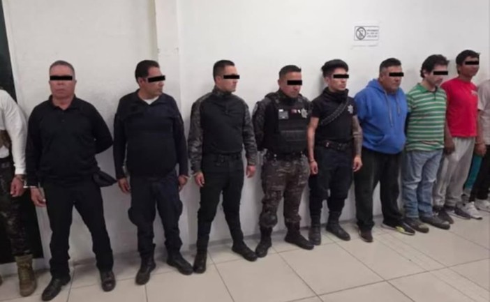 Detienen a seis policías en el Estado de México por robo de tractocamión
