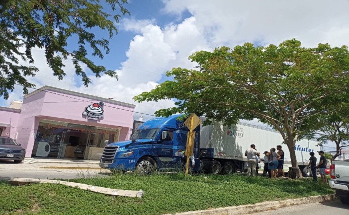 El conductor de un tráiler fue detenido en Chetumal luego de que la caja de la unidad derribara cables de alta tensión en la avenida Independencia, provocando el cierre preventivo de la circulación mientras autoridades atienden los daños a la infraestructura urbana.