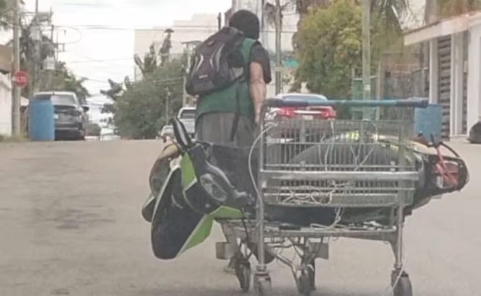 Un hombre en situación de calle fue detenido por policías en Playa del Carmen luego de ser sorprendido trasladando una motoneta en un carrito de supermercado por calles de la ciudad. El hecho fue reportado por ciudadanos a través de redes sociales.