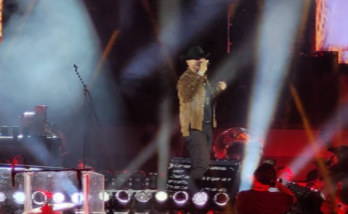 El cantante Edén Muñoz ofreció un espectáculo inolvidable en Plaza de Toros Cancún, donde cientos de asistentes vibraron con sus éxitos en una noche marcada por el regional mexicano y la conexión con el público.