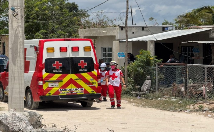 Una mujer fue asesinada a balazos la tarde de este lunes frente a una tienda de abarrotes en la Supermanzana 247 de Cancún. Autoridades municipales acordonaron la zona mientras la Fiscalía realiza las investigaciones.