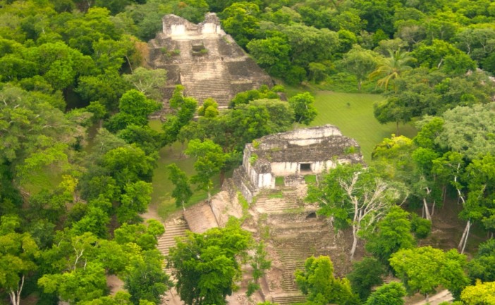 El ejido Morocoy, en el sur de Quintana Roo, continúa un litigio agrario contra el INAH por la posesión de aproximadamente 300 hectáreas donde se encuentran las zonas arqueológicas de Dzibanché y Kinichná. Ejidatarios esperan una resolución del Tribunal Unitario Agrario mientras mantienen el control del acceso al sitio.