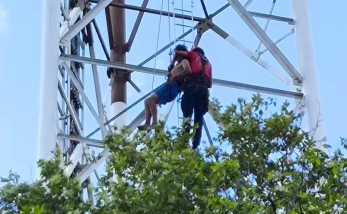 Un hombre conocido como “El Lechero” escaló nuevamente una torre de telecomunicaciones de más de 30 metros en el centro de Playa del Carmen. Tras permanecer más de una hora en la estructura, bomberos lograron bajarlo y fue trasladado a la cárcel preventiva.
