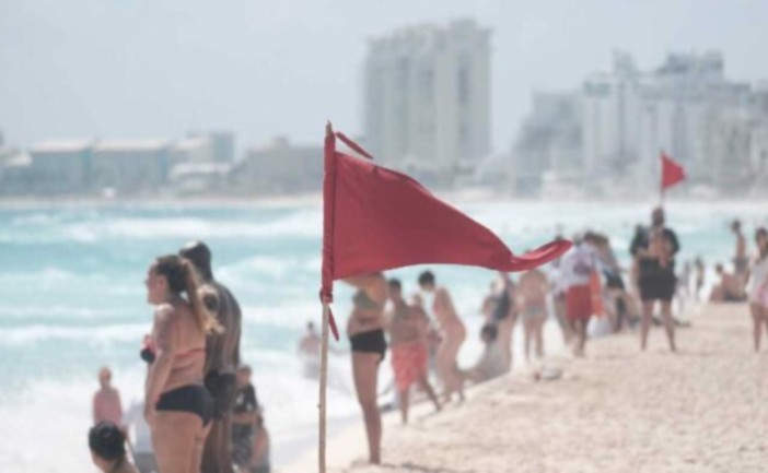Autoridades reportaron restricciones para nadar en varias playas de Cancún debido a las condiciones del clima, el oleaje y las corrientes marinas. En total, 11 playas se mantienen bajo vigilancia, algunas con bandera roja, lo que indica que está prohibido ingresar al mar.