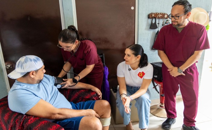 Estefanía Mercado lleva salud a hogares de Playa del Carmen