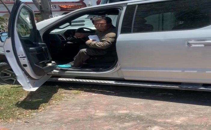 El exdiputado Hernán Villatoro Barrios se vio involucrado en un accidente de tránsito en Chetumal luego de que la camioneta que conducía chocara contra una pipa de aguas negras en un cruce de la ciudad. Autoridades de tránsito acudieron al lugar para iniciar las diligencias y determinar responsabilidades.