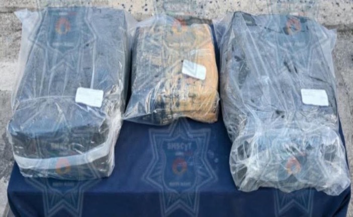 Elementos de seguridad aseguraron varios paquetes con presunta marihuana que fueron encontrados a la orilla de la playa frente al hotel Royalton Riviera, en Cancún. En el operativo participaron corporaciones de los tres órdenes de gobierno y la droga fue puesta a disposición de la Fiscalía Especializada en Combate al Narcomenudeo.