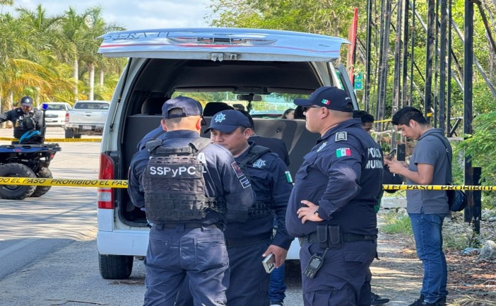 La mañana de este lunes, un hombre perdió la vida al interior de una unidad de transporte turístico en el municipio de Tulum. Paramédicos acudieron al sitio, pero confirmaron que ya no contaba con signos vitales.