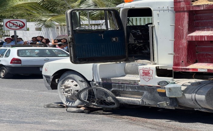  Un hombre logró sobrevivir luego de ser prensado por un volquete en el cruce de las avenidas 28 de Julio y 115, en Playa del Carmen. Paramédicos de la Cruz Roja lo trasladaron con vida a un hospital.