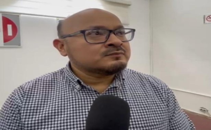 El Instituto Electoral de Quintana Roo informó que ha recibido 52 denuncias relacionadas con posible promoción personalizada y actos anticipados de campaña rumbo al proceso electoral de 2027. Entre los principales señalamientos destacan bardas pintadas y reuniones masivas con fines políticos.