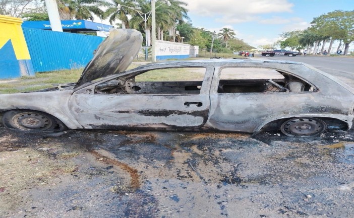 Un automóvil fue consumido por el fuego en el estacionamiento de una gasera cercana al Aeropuerto Internacional de Chetumal. El incidente, presuntamente causado por un corto circuito, no dejó personas lesionadas, pero provocó el cierre temporal de la carretera federal.