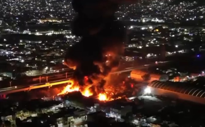 Incendio en fábrica de pegamentos moviliza a más de 200 bomberos en Ecatepec, Edomex