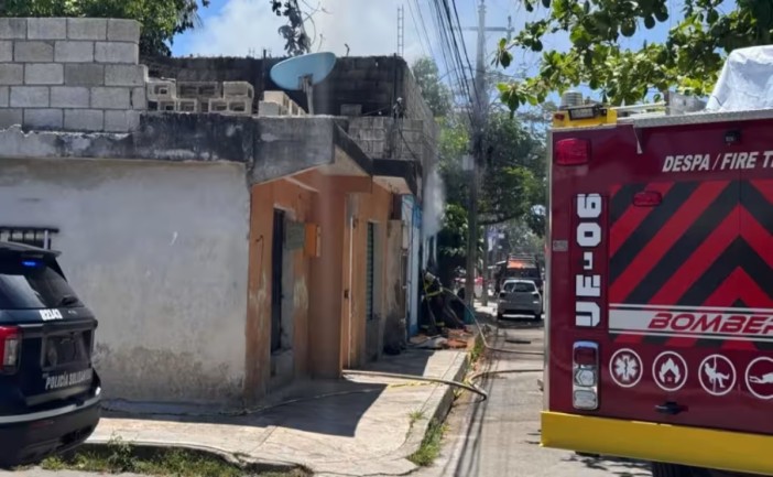 Un incendio registrado en una vivienda de la colonia Luis Donaldo Colosio Murrieta, en Playa del Carmen, generó la movilización de bomberos, Protección Civil y elementos de seguridad. Afortunadamente, no se reportaron personas lesionadas ni intoxicadas, ya que la casa se encontraba vacía al momento del siniestro.