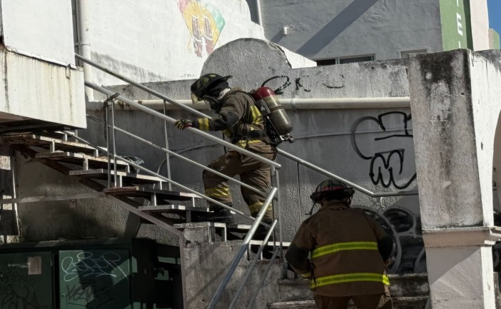 Dos incendios registrados con pocos minutos de diferencia en distintos puntos de Cancún provocaron la movilización de bomberos y autoridades municipales. Los siniestros ocurrieron en un local comercial de productos de belleza y en un establecimiento abandonado, sin que se reportaran personas lesionadas.