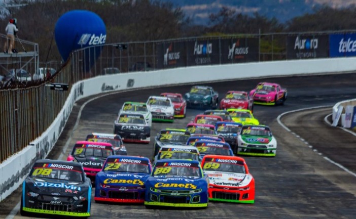 La NASCAR México Series arranca hoy en Tulum con la histórica carrera “Tulum 100”, luego de que este viernes concluyeran las sesiones de prácticas y calificación en el Aeropuerto Internacional de Tulum.