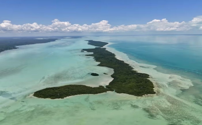 A pocos minutos de Chetumal se encuentra la Isla Tamalcab, un destino poco conocido que destaca por sus aguas turquesa, arena blanca y la posibilidad de observar especies marinas como delfines y manatíes.