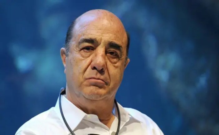 El exprocurador general de la República, Jesús Murillo Karam, figura clave en la investigación inicial del caso Ayotzinapa, permanece bajo prisión domiciliaria mientras continúa el proceso penal en su contra por desaparición forzada, tortura y obstrucción de la justicia. Su estado de salud se ha deteriorado en los últimos meses, lo que incluso ha derivado en hospitalizaciones.